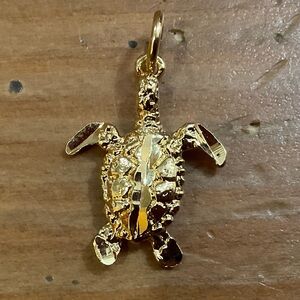 Vintage:Gold enamel/plated/toned Sea turtle charm/pendant a craved texture front